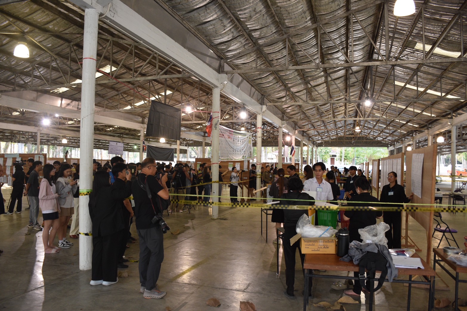 หน่วยเลือกตั้งที่ศาลาอ่างแก้ว มช. คนรุ่นใหม่ ที่มาใช้สิทธิต่างเทคะแนนไปที่พรรคประชาชน และออกเสียงประชามติเห็นชอบมากที่สุด เตรียมลุ้นผลคะแนนอย่างไม่เป็นทางการของทั้งจังหวัดภายใน 22.00 น. 