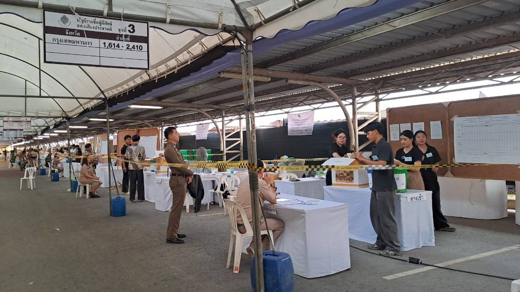 กรรมการประจำหน่วย เริ่มนับคะแนนบัตรออกเสียงประชามตินอกเขต หลังปิดหีบเวลา 17.00 น. ภาพรวมเสียงส่วนใหญ่เห็นด้วยกับการจัดทำรัฐธรรมนูญฉบับใหม่