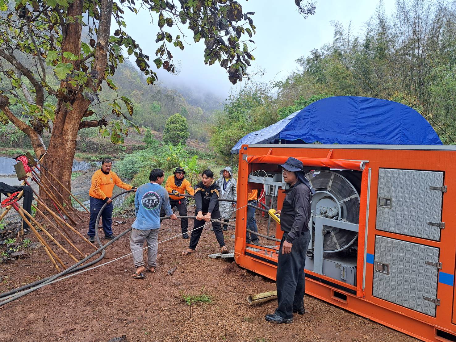 ปภ. เชียงใหม่ ผนึกกำลังจิตอาสา ติดตั้งระบบสูบน้ำ สร้างแนวกันไฟเปียกสู้ไฟป่าและ PM2.5