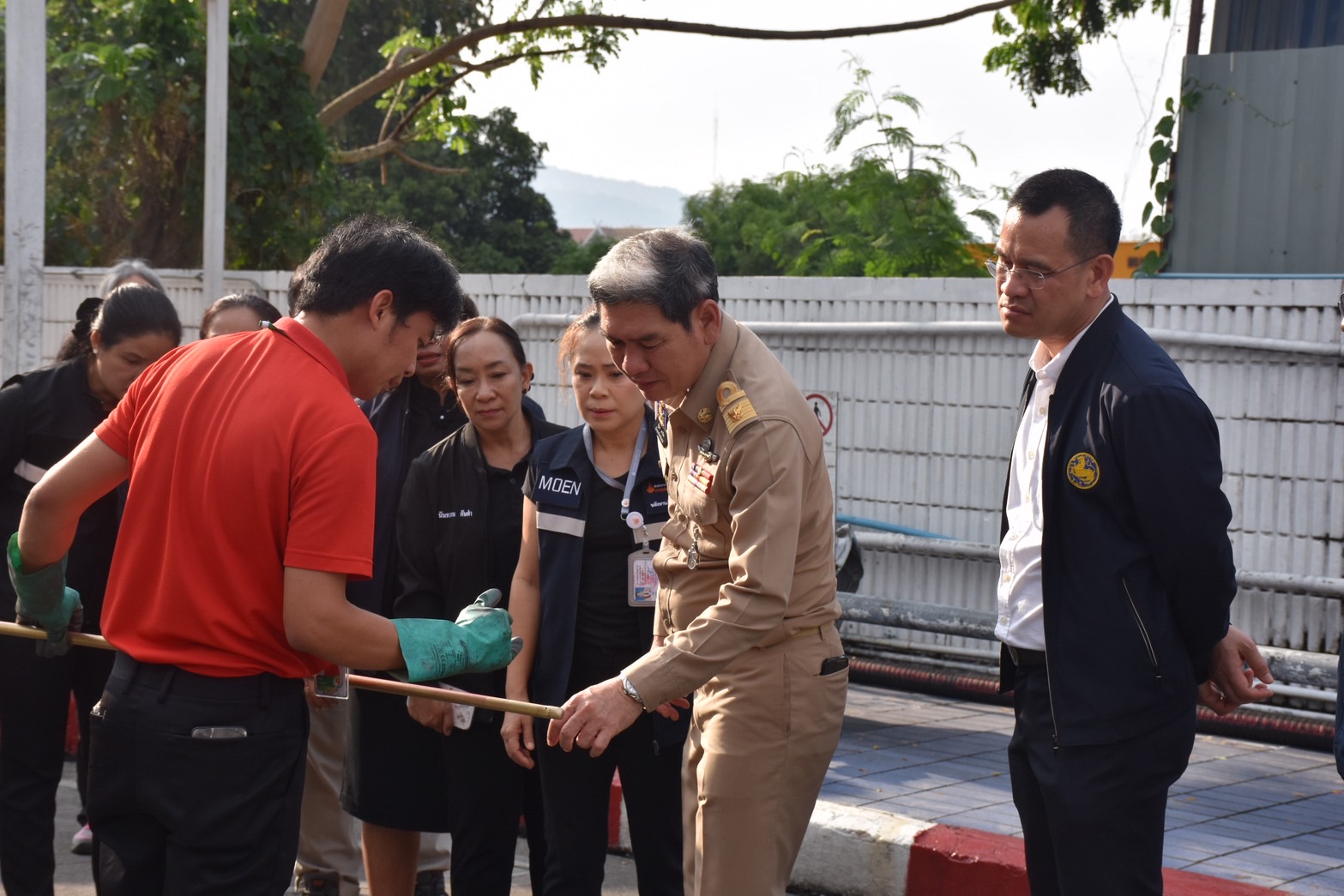 ผู้ว่าฯ เชียงใหม่ ลงพื้นที่ตรวจติดตามสถานการณ์น้ำมันหลายแห่ง พบน้ำมันบางชนิดหมดซึ่งอยู่ระหว่างรอการขนส่ง และไม่พบการกักตุน โดยขอความร่วมมือประชาชนเติมเท่าที่จำเป็นและเชิญชวนร่วมกันประหยัดพลังงาน