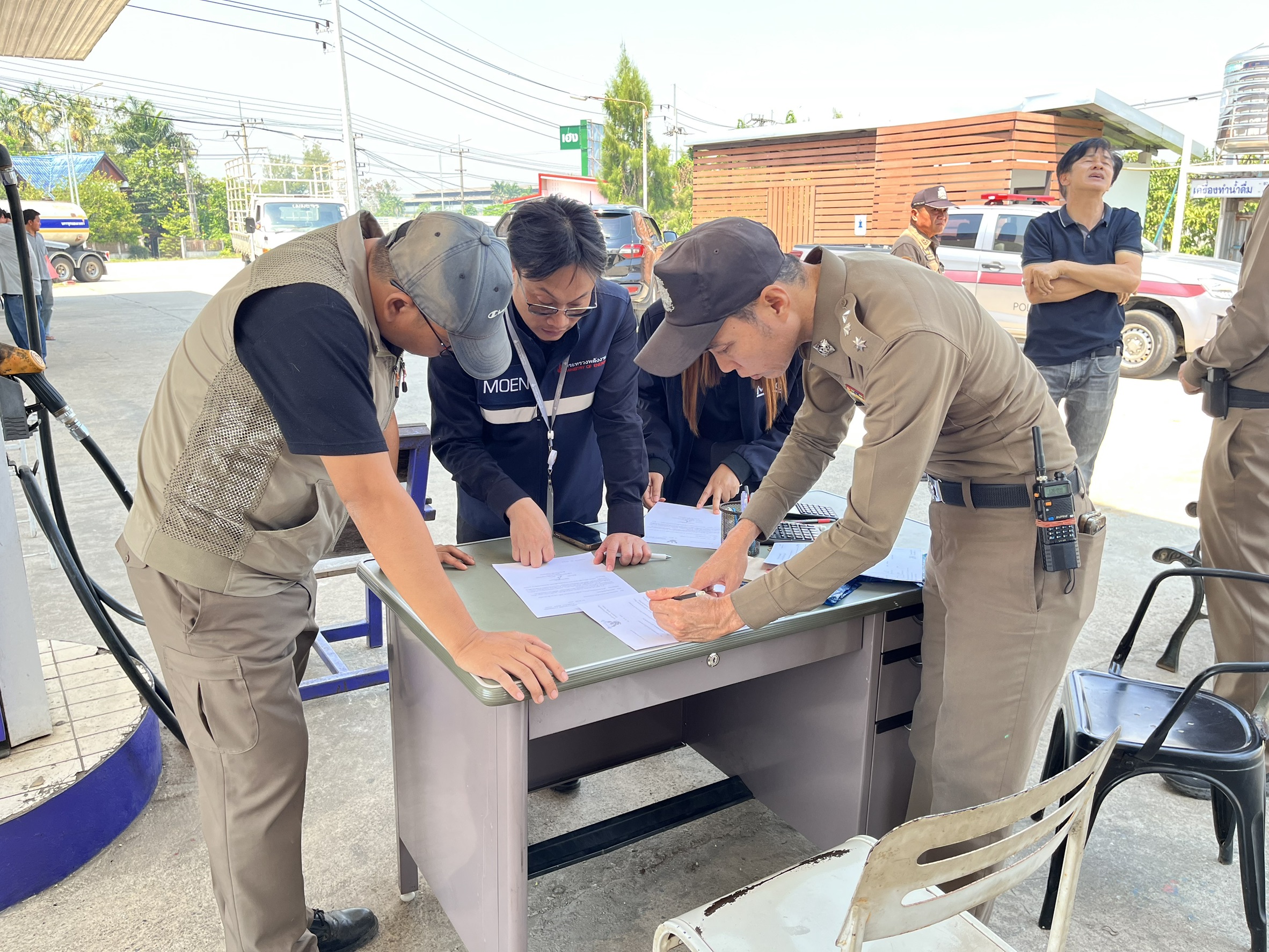 จังหวัดเชียงใหม่ นำหน่วยงานออกติดตามสถานการณ์น้ำมันที่อำเภอพร้าวและสันทราย ยังไม่พบความผิดปกติ ขอประชาชนติดตามข้อมูลอย่างใกล้ชิด