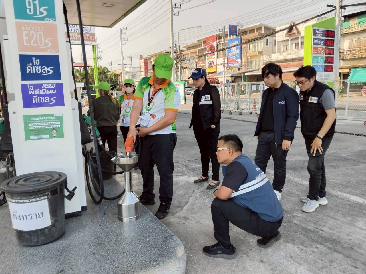 หน่วยงานที่เกี่ยวข้องในจังหวัดเชียงใหม่ บูรณาการออกติดตามสถานการณ์น้ำมันที่อำเภอสันป่าตองและแม่วาง พบสถานีบริการน้ำมันยังปฏิบัติตามกฎหมายอย่างเคร่งครัด 