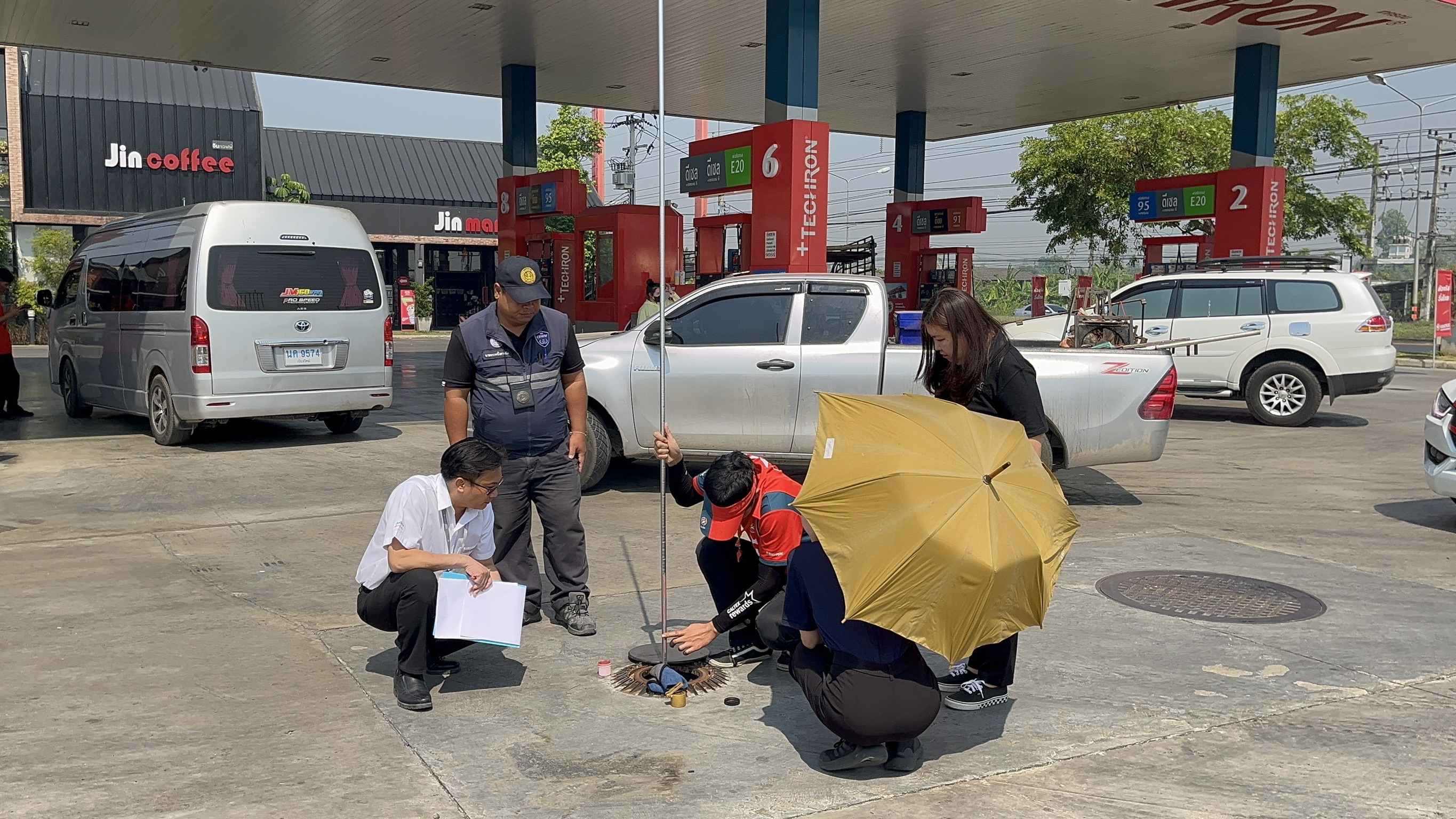 หน่วยงานที่เกี่ยวข้องในจังหวัดเชียงใหม่ บูรณาการออกติดตามสถานการณ์น้ำมันที่อำเภอจอมทอง เจ้าหน้าเร่งติดตามสถานการณ์อย่างต่อเนื่อง