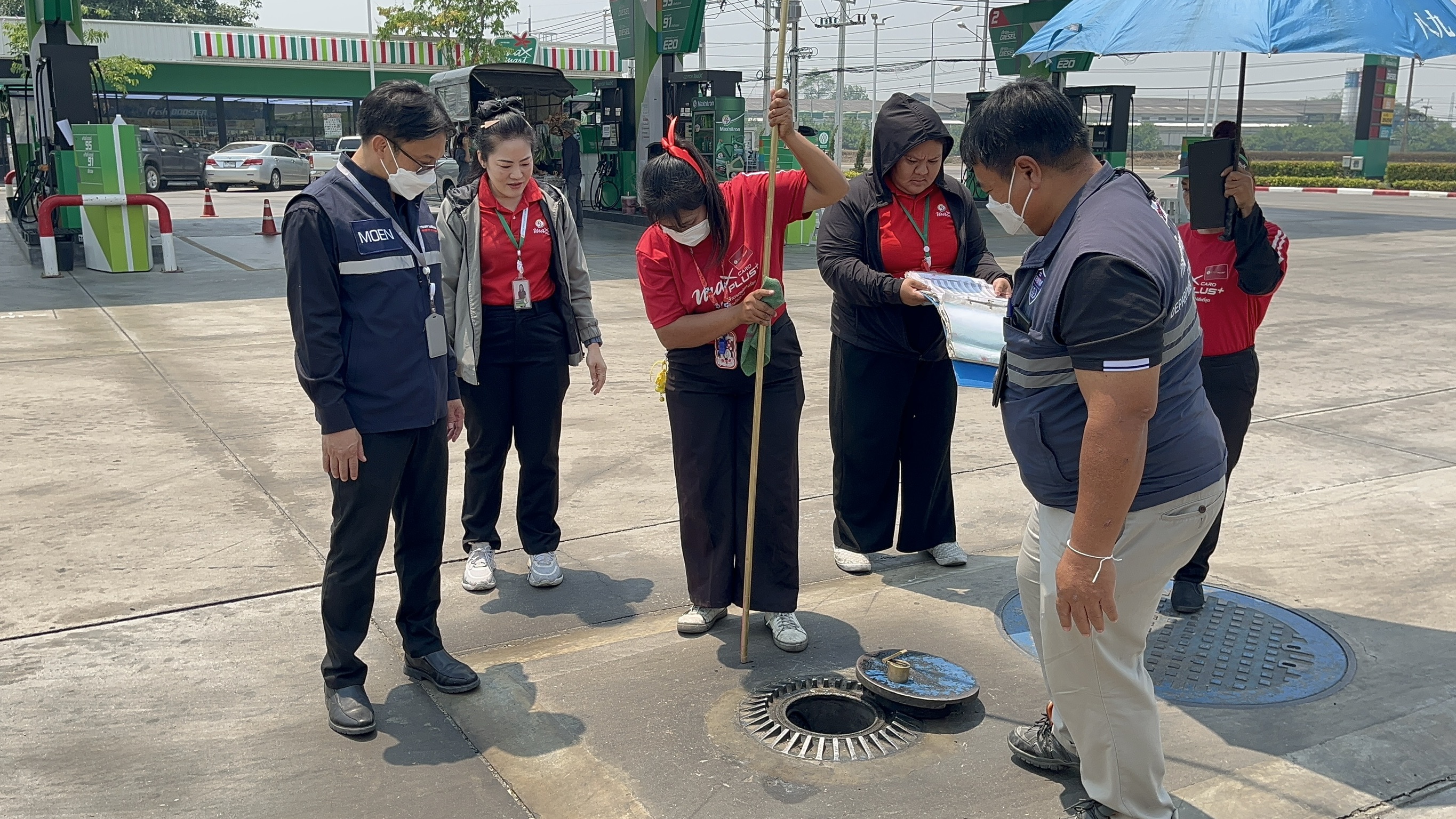 หลายหน่วยงานในจังหวัดเชียงใหม่ บูรณาการหลายหน่วยงาน ลงพื้นที่ติดตามสถานการณ์น้ำมันเชื้อเพลิง ที่อำเภอสารภีและอำเภอเมืองเชียงใหม่