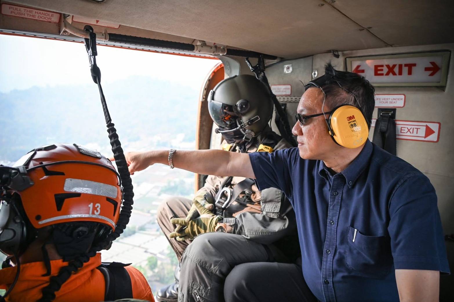 "อรรษิษฐ์" ปลัดกระทรวงมหาดไทย ขึ้นบัญชาการ ฮ.ปภ. KA32-02 นำทีมดับไฟป่าจุดวิกฤติในพื้นที่ อ.สะเมิง เชียงใหม่ กำชับปิดป่า 100% จับจริงผู้ฝ่าฝืนพร้อมดำเนินการตามกฎหมายให้ถึงที่สุด