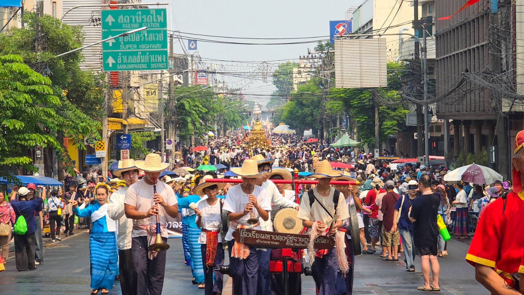 ชาวเชียงใหม่และนักท่องเที่ยว ร่วมสรงน้ำพระพุทธสิหิงค์และพระพุทธรูปสำคัญ เสริมสิริมงคลตามประเพณีสงกรานต์ของชาวล้านนา เนืองแน่นตลอดเส้นทาง
