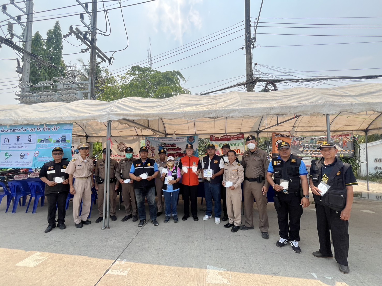 รองผู้ว่าฯ เชียงใหม่ลงพื้นที่ให้กำลังใจเจ้าหน้าที่ ศปถ. อำเภอสันทราย มุ่งตรวจเข้มเน้นความปลอดภัยช่วงสงกรานต์