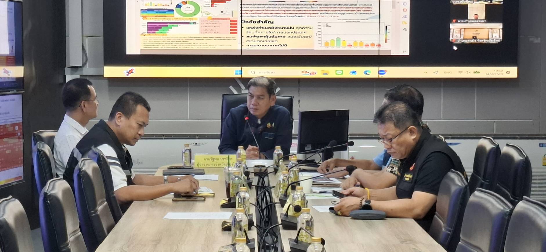 ผู้ว่าราชการจังหวัดเชียงใหม่สั่งยกระดับควบคุมไฟป่า ตรึงกำลังเจ้าหน้าที่ลาดตระเวนป่า 24 ชั่วโมง ชูแนวคิดดับไฟในใจคน พร้อมสั่งวิเคราะห์เจาะลึกพื้นที่เกิดไฟซ้ำซากหวังลดจุดความร้อนให้เป็นศูนย์