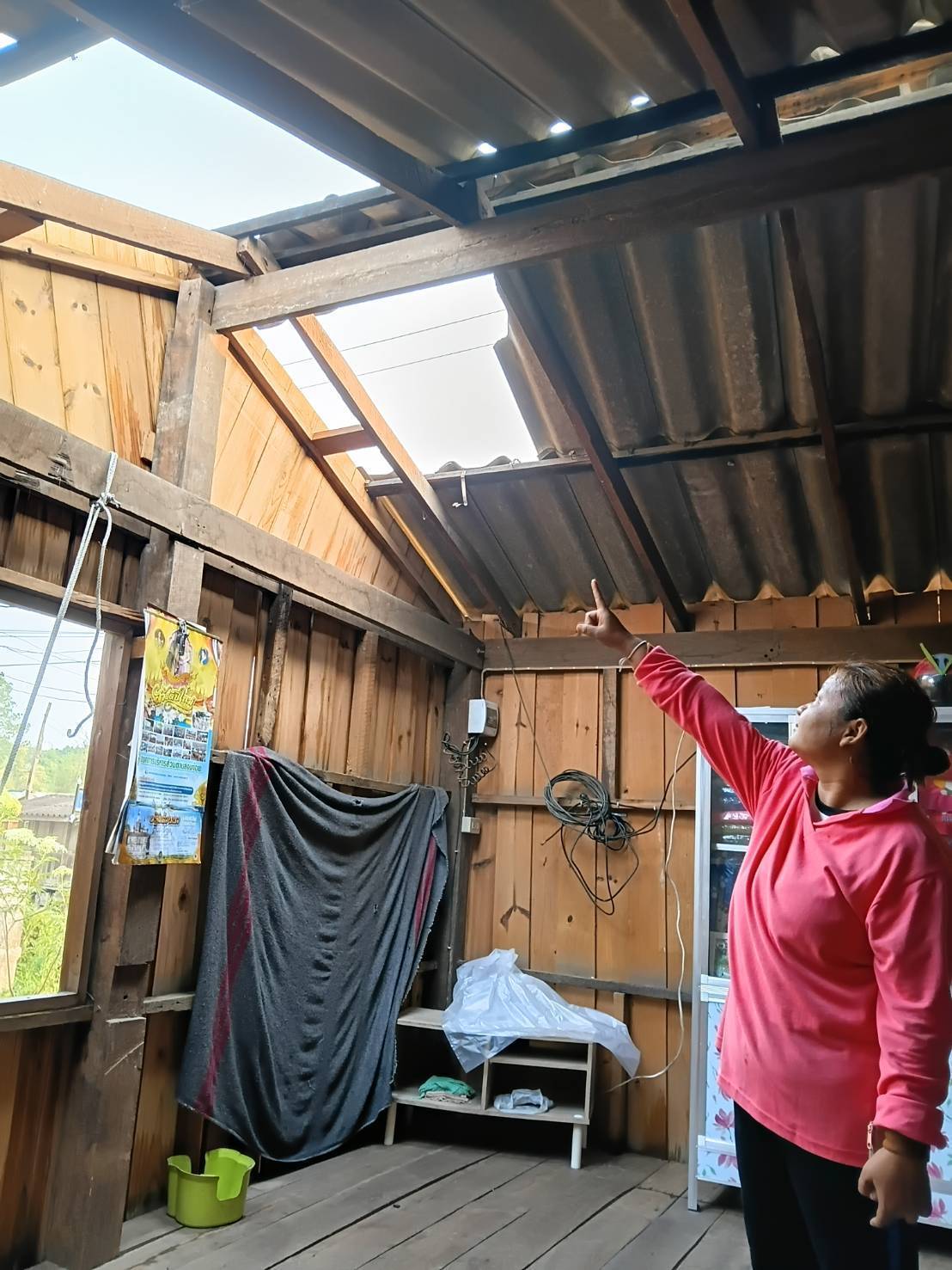 อมก๋อยเร่งช่วยเหลือผู้ประสบวาตภัย หลังพายุฤดูร้อนพัดถล่ม 2 หมู่บ้านในพื้นที่ตำบลอมก๋อย