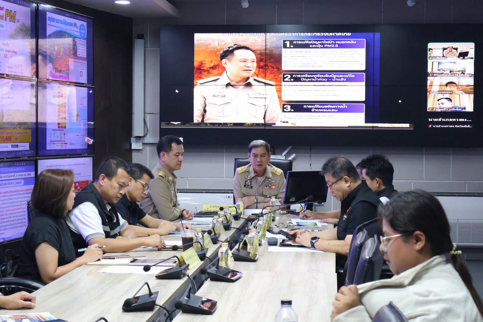 เชียงใหม่เดินหน้าคุมเข้มฝุ่น PM2.5 ต่อเนื่อง ผู้ว่าฯ สั่งการเบ็ดเสร็จ บังคับใช้กฎหมายเข้ม คุมโรงงานงดรับซื้อผลผลิตที่มาจากการเผา 