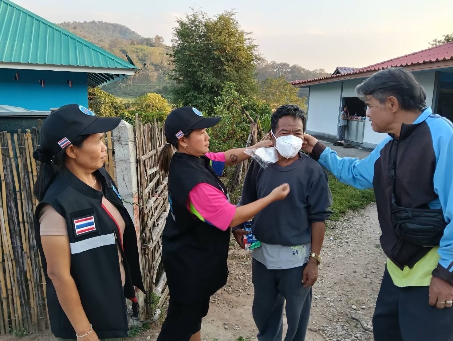 แม่อายเดินหน้ารณรงค์ &ldquo;เชียงใหม่ไม่เผา&rdquo; อสม.เคาะประตูบ้านสู้ฝุ่น PM2.5 แจกหน้ากากดูแลประชาชน