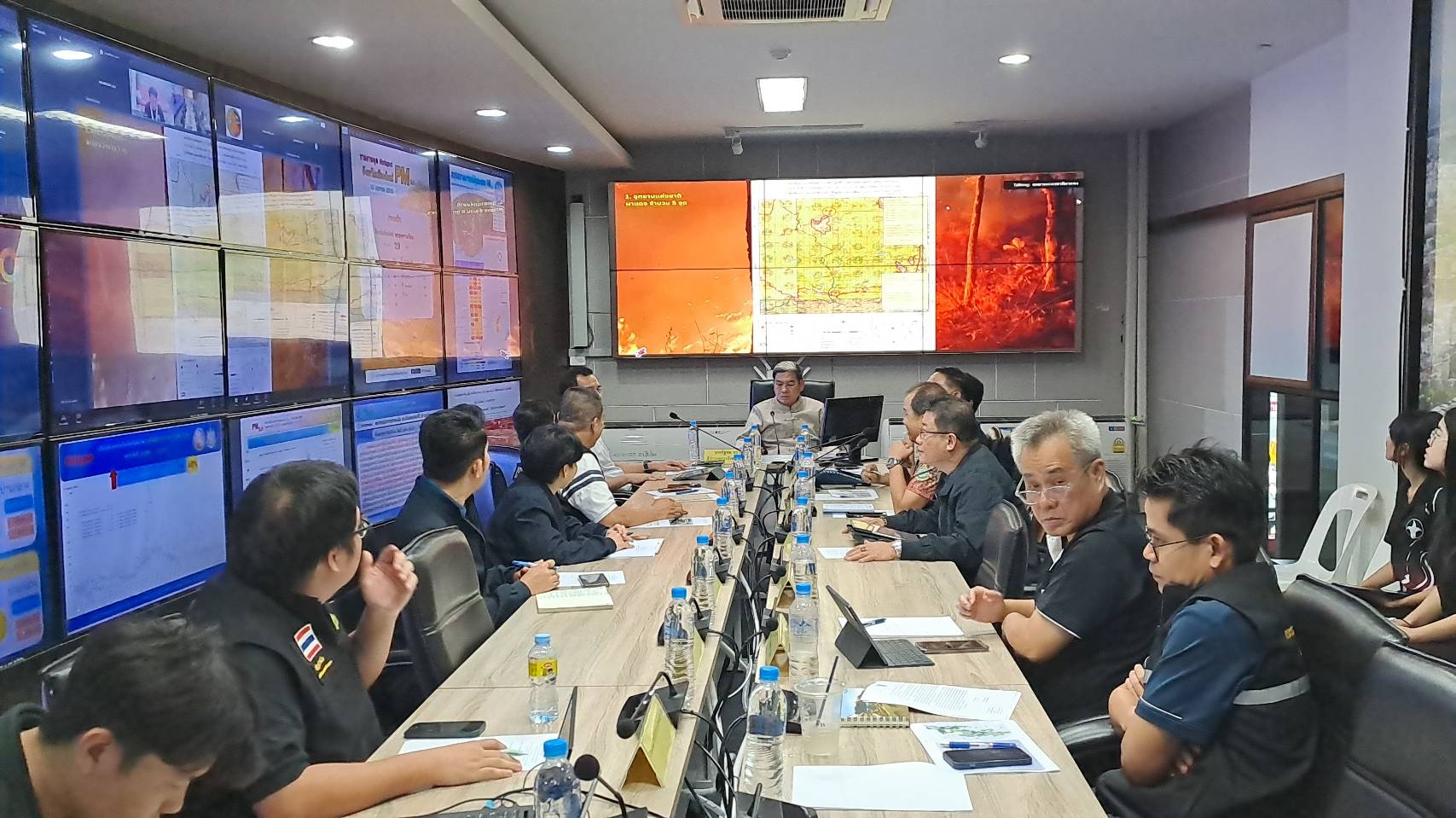 ศูนย์บัญชาการไฟป่าฯ เชียงใหม่ สั่งแบ่งกำลังดักซุ่มตามจับมือเผาป่า ย้ำ! ทุกพื้นที่ไม่ให้เกิดไฟใหม่