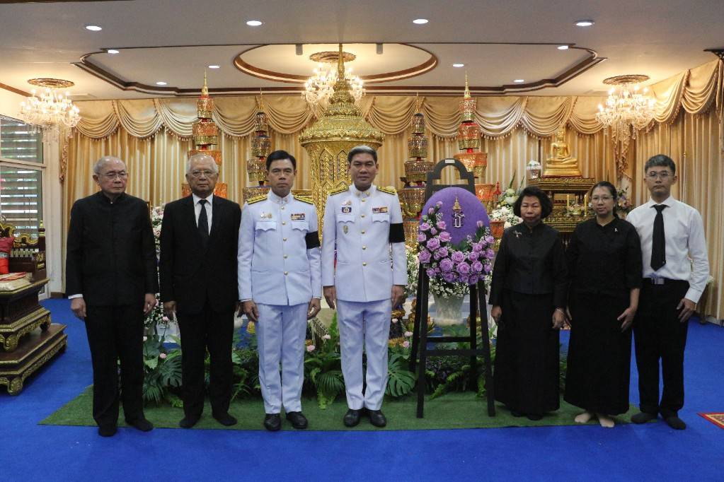 กรมสมเด็จพระเทพรัตนราชสุดาฯ สยามบรมราชกุมารี พระราชทานพวงมาลาวางหน้าหีบศพ หม่อมหลวงสุรสวัสดิ์ ศุขสวัสดิ์ อดีตคณบดีคณะวิจิตรศิลปะไทย มหาวิทยาลัยเชียงใหม่ ณ วัดป่าแพ่ง จ.เชียงใหม่