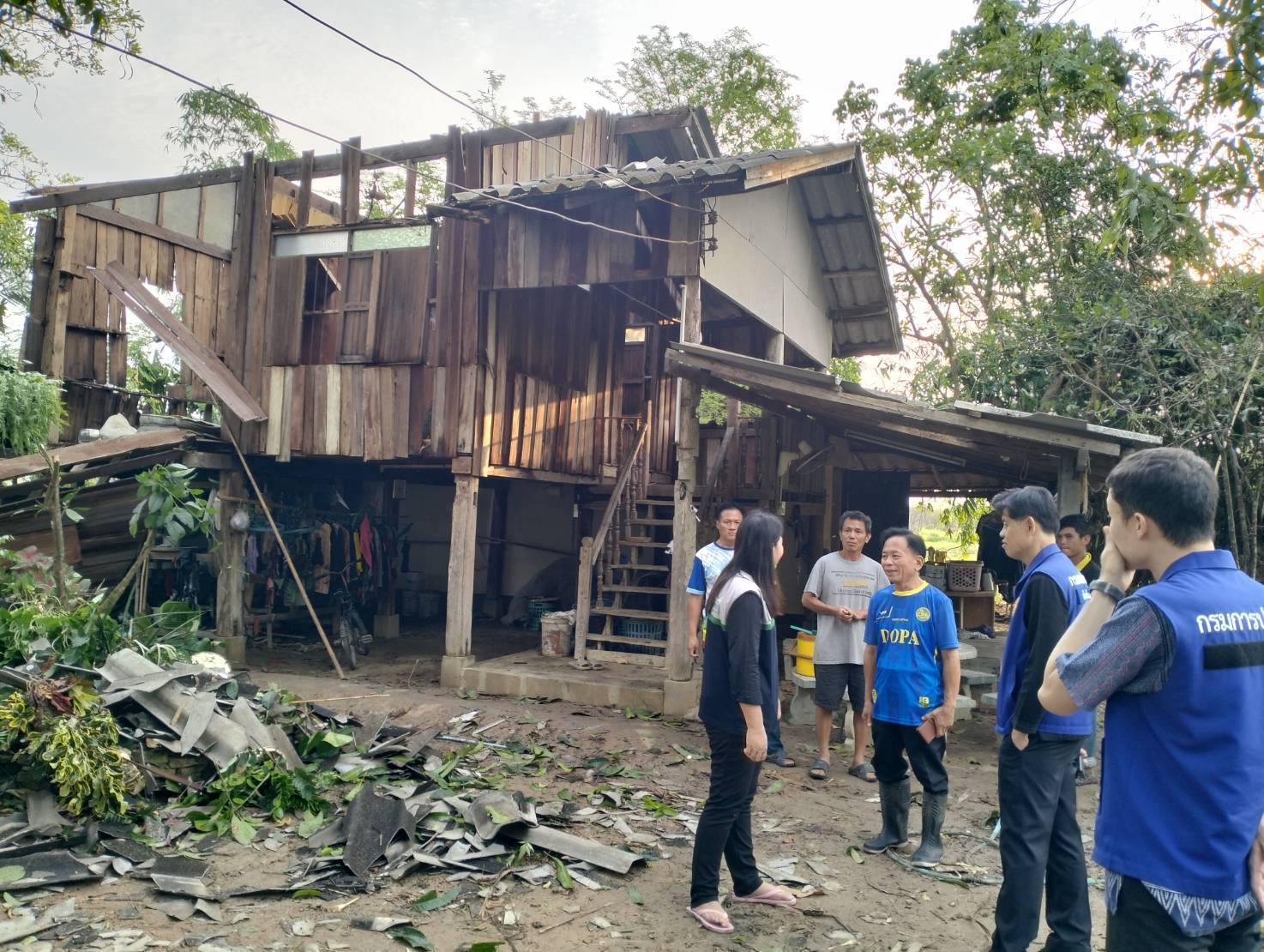 เกิดพายุฤดูร้อนพัดบ้านเรือนประชาชนในหลายอำเภอ เสียหายนับร้อยหลังคาเรือน เจ้าหน้าที่เร่งสำรวจความเสียหายและนฅให้ความช่วยเหลือ