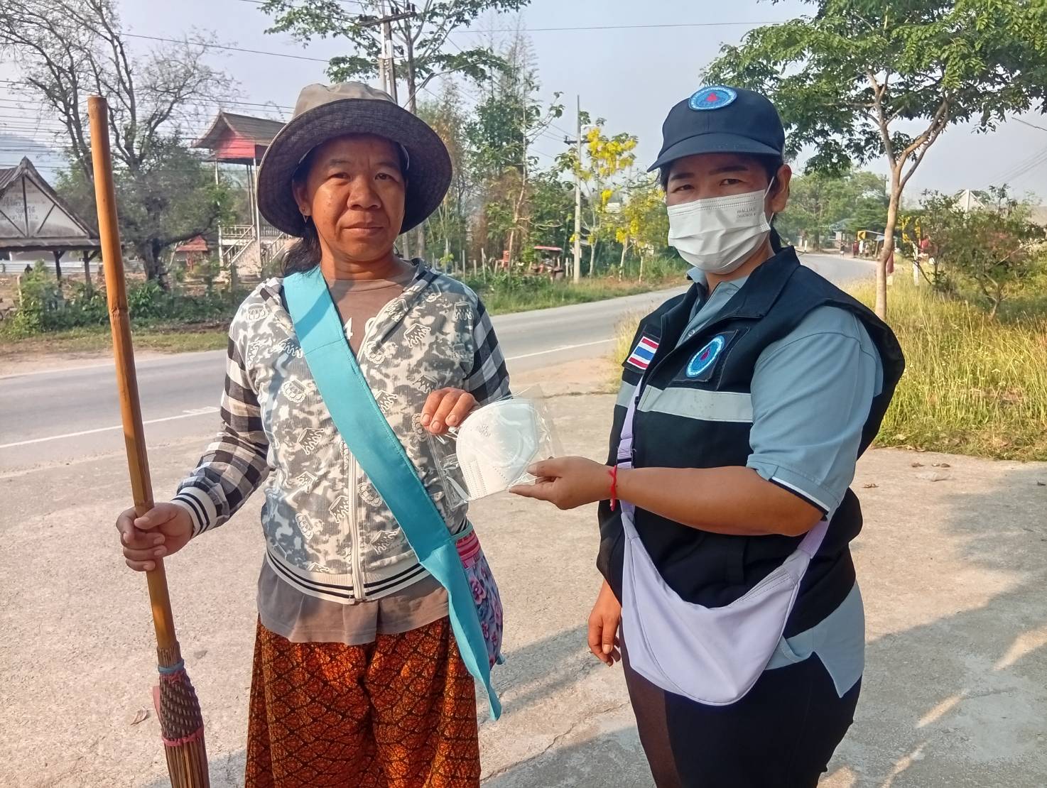 อำเภอแม่อาย ดูแลกลุ่มเปราะบางอย่างต่อเนื่อง ลงพื้นที่ดูแลสุขภาพประชาชนและผู้ป่วย และให้คำแนะนำในการป้องกันฝุ่น PM 2.5