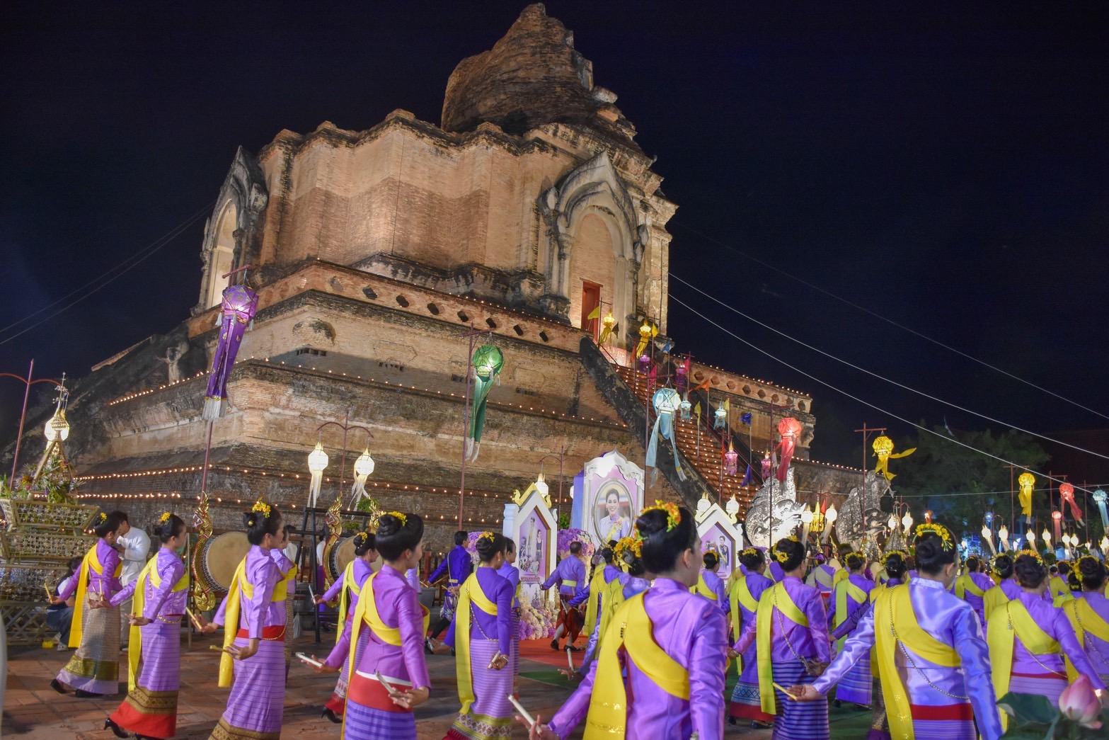 ช่างฟ้อนเชียงใหม่ 449 ชีวิต พร้อมใจฟ้อนเทิดพระเกียรติ สมเด็จพระนางเจ้าฯ พระบรมราชินี ในงานประเพณีใส่ขันดอกบูชาเสาอินทขีล สุดงดงามตระการตา!!!