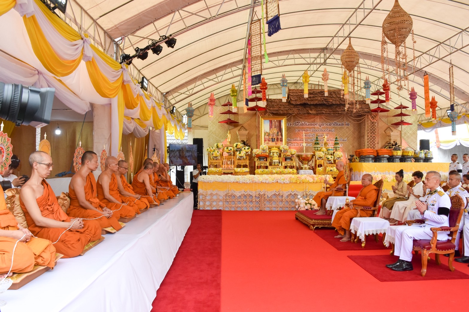 พระบาทสมเด็จพระเจ้าอยู่หัว ทรงพระกรุณาโปรดเกล้าฯ พระราชทานเครื่องไทยธรรมไปถวายแด่พระสงฆ์ ในงานประเพณีใส่ขันดอกบูชาเสาอินทขีล ณ วัดเจดีย์หลวงฯ จ.เชียงใหม่