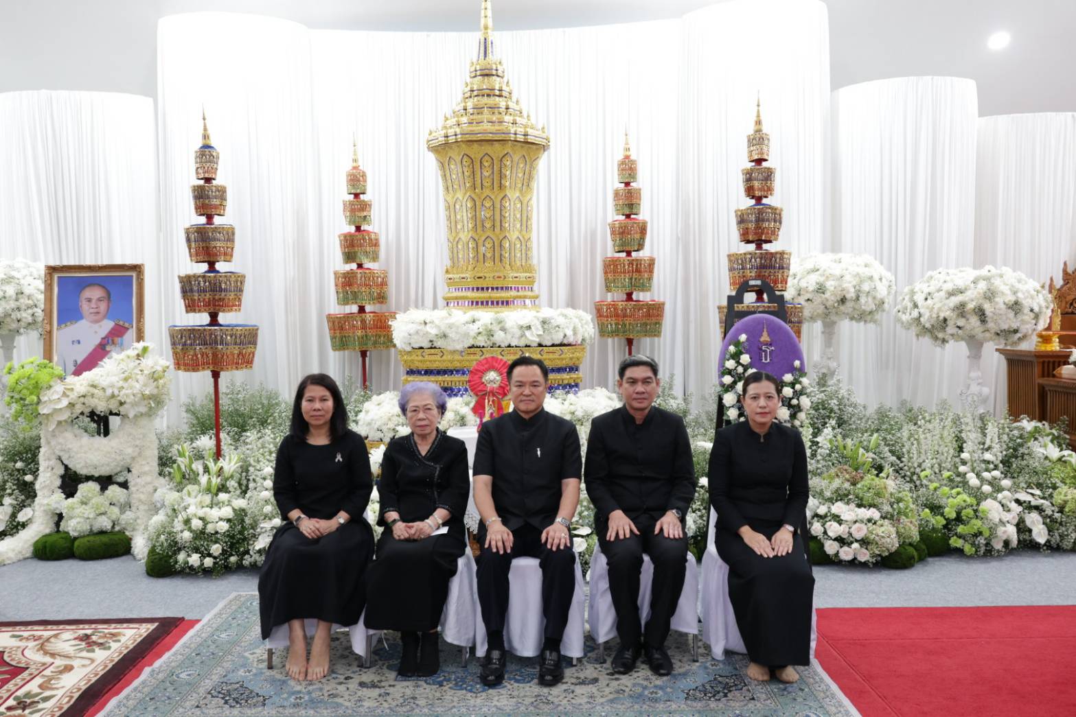 นายกฯ อนุทิน เป็นประธานในพิธีบำเพ็ญกุศลสวดพระอภิธรรม &ldquo;นายเรียบ นราดิศร&rdquo; อดีตผู้ว่าราชการจังหวัดลำพูน บิดาผู้ว่าราชการจังหวัดเชียงใหม่
