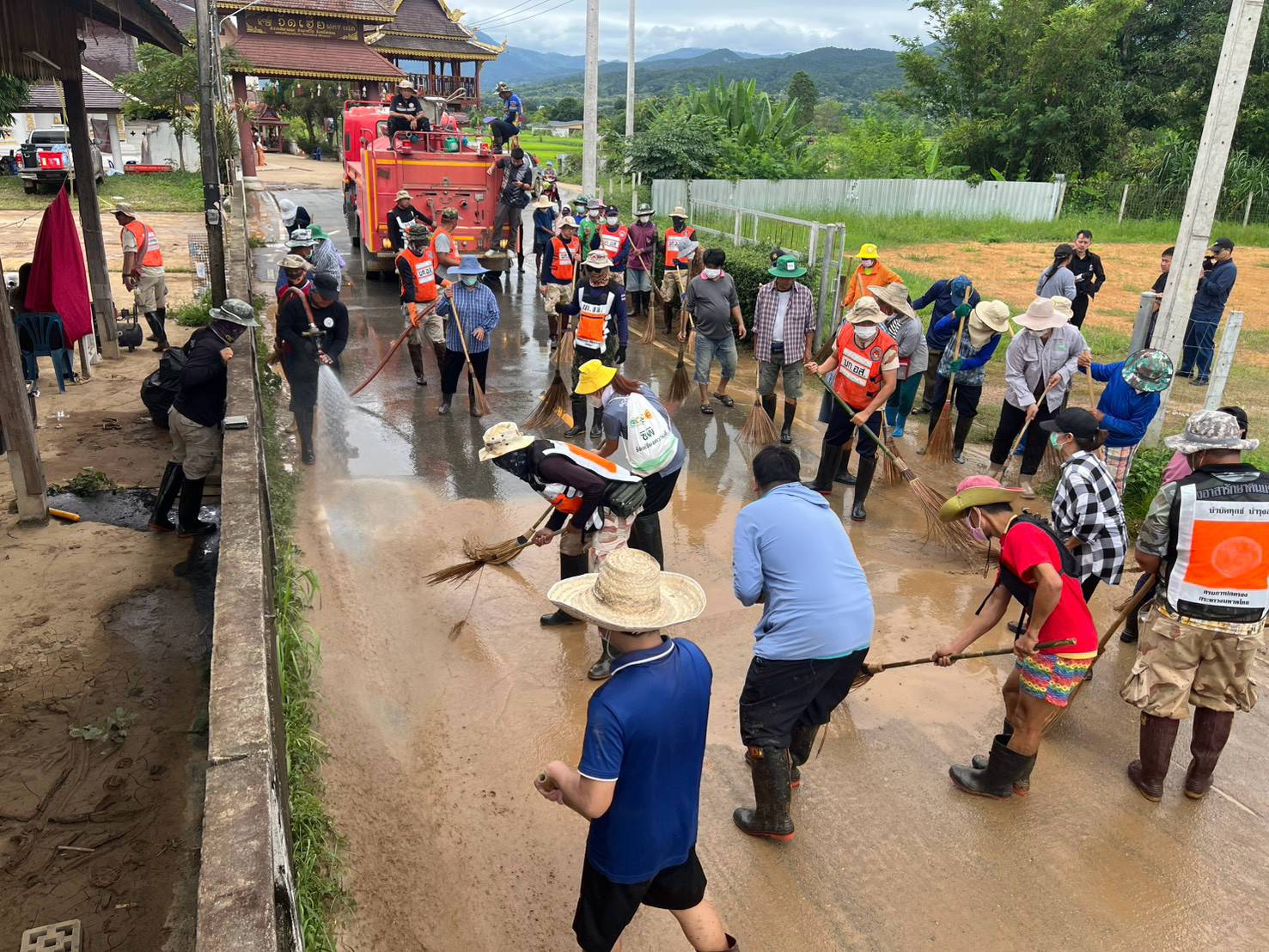 อส.เชียงใหม่ ระดมกำลังฟื้นฟูพื้นที่ประสบภัย จ.น่าน เร่งล้างดินโคลน เปิดเส้นทางสัญจรให้ประชาชน