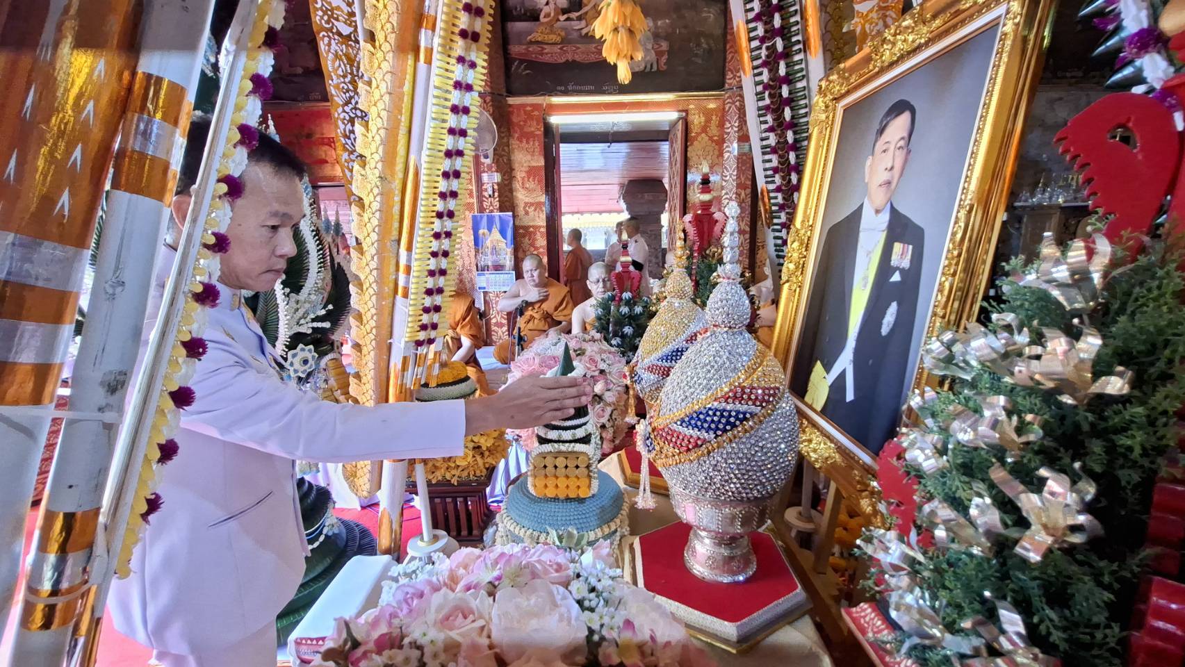 รองผู้ว่าฯ เชียงใหม่ เชิญเครื่องสักการะ ผ้าไตร และเครื่องไทยธรรมพระราชทาน ถวายแด่พระธรรมเสนาบดี ในโอกาสเจริญอายุวัฒนมงคล ครบ 77 ปี ณ วัดพระธาตุดอยสุเทพฯ