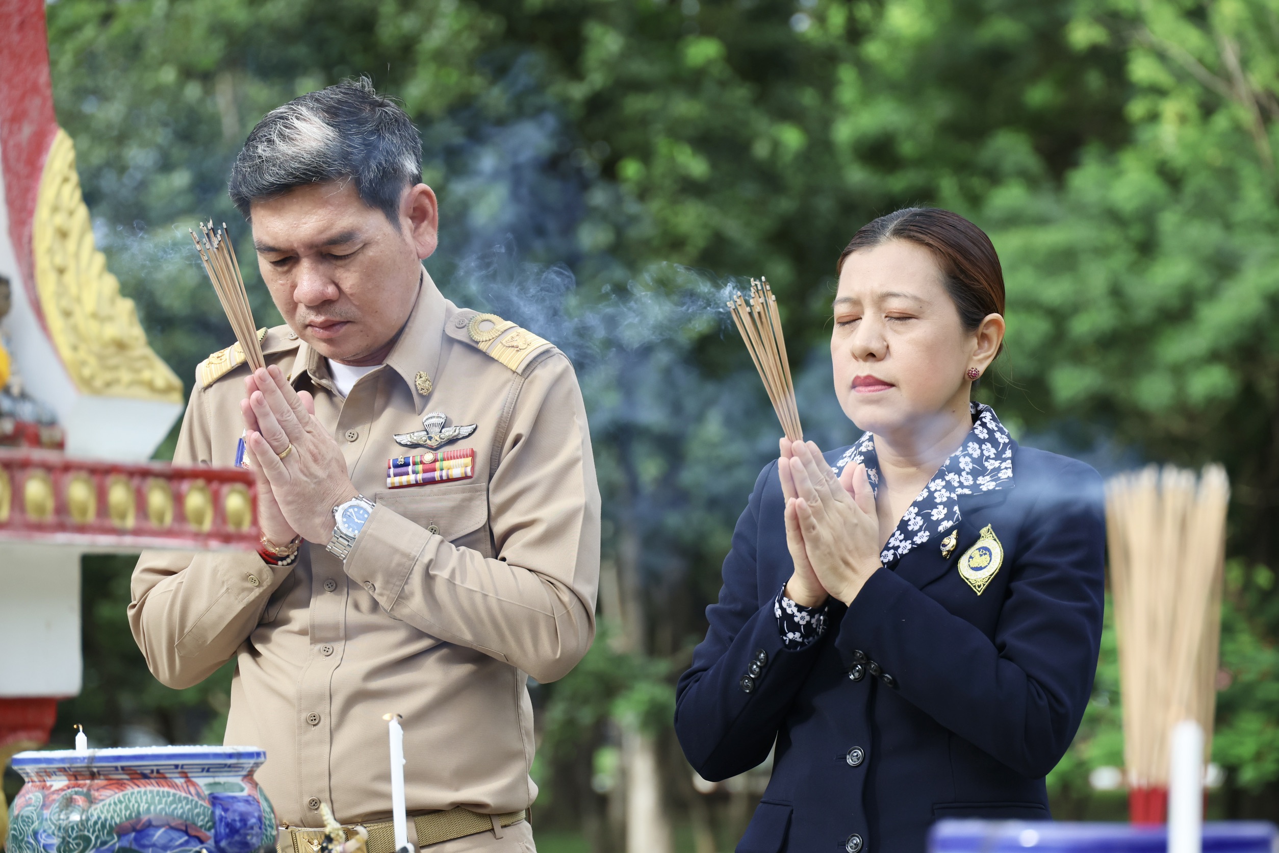 ผู้ว่าฯ รัฐพล กราบลาพระเถระชั้นผู้ใหญ่และสิ่งศักดิ์สิทธิ์คู่บ้านคู่เมืองเชียงใหม่ ข้าราชการร่วมส่งอบอุ่น ก่อนเข้ารับตำแหน่งรองปลัดกระทรวงมหาดไทย