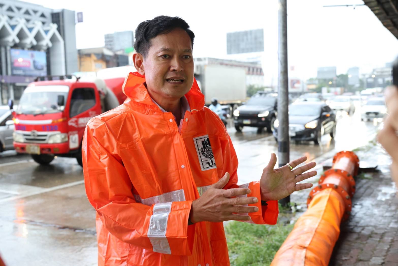 ผู้ว่าฯ เชียงใหม่ ลงพื้นที่ติดตามสถานการณ์น้ำบริเวณสี่แยกข่วงสิงห์ หลังฝนตกหนักนานนับชั่วโมง ล่าสุด เร่งสูบระบายกลับสู่ปกติได้ภายใน 1 ชั่วโมง