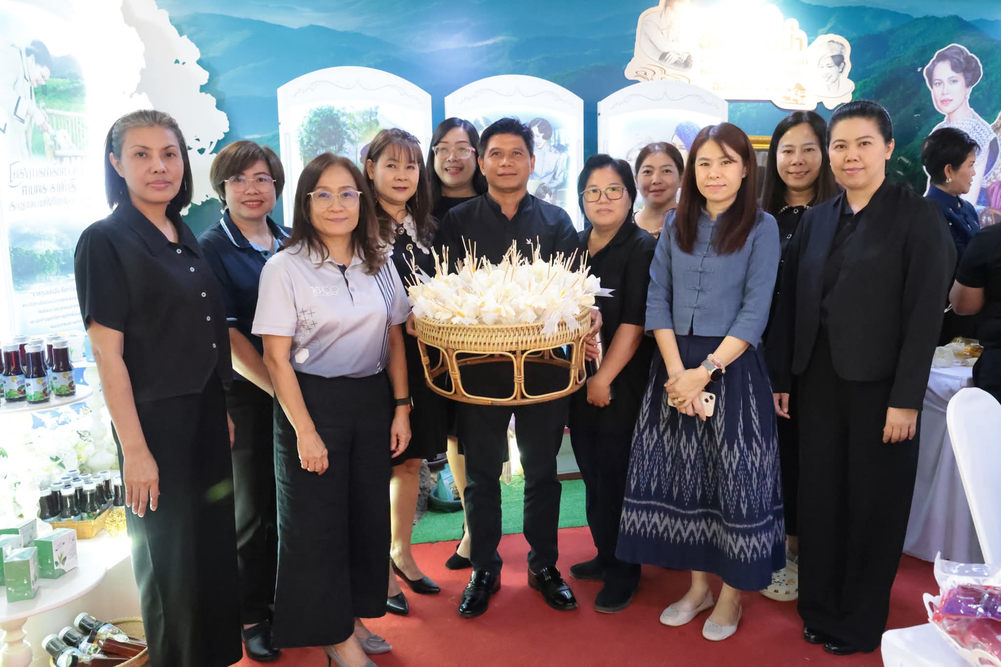 เชียงใหม่รวมพลังจิตอาสา ประดิษฐ์ดอกไม้จันทน์ &ldquo;ดอกชบาทิพย์&rdquo; ตั้งเป้า 1 ล้านดอก เตรียมความพร้อมงานพระราชพิธี