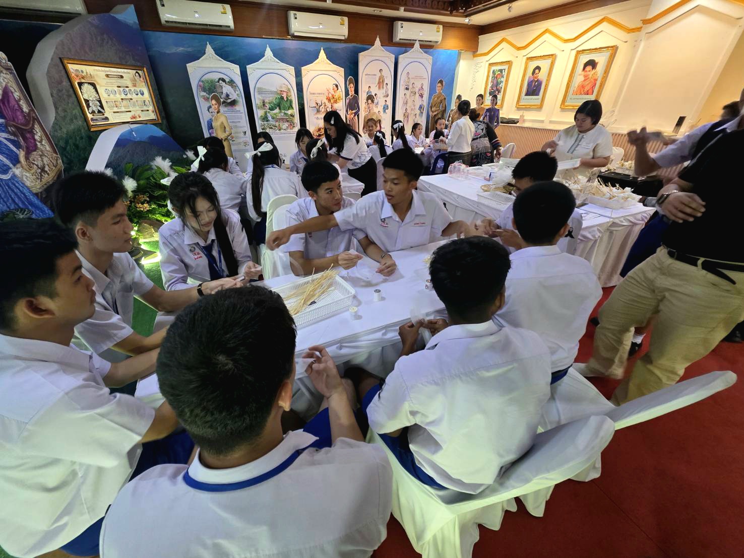 นักเรียนโรงเรียนวชิรวิทย์ เชียงใหม่ ร่วมประดิษฐ์ดอกชบาทิพย์ แสดงความจงรักภักดี น้อมรำลึกพระมหากรุณาธิคุณ สมเด็จพระบรมราชชนนีพันปีหลวง