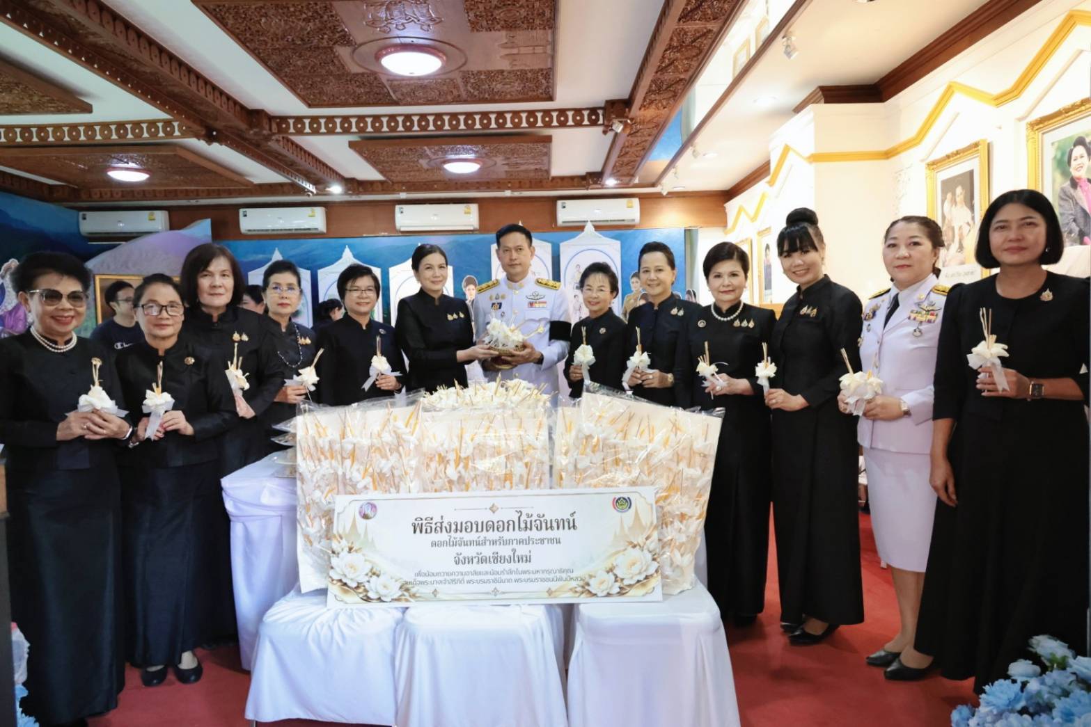 จังหวัดเชียงใหม่ รับมอบดอกไม้จันทน์ &ldquo;ดอกชบาทิพย์&rdquo; 1,119 ดอก เตรียมพร้อมพิธีถวายดอกไม้จันทน์ภาคประชาชน