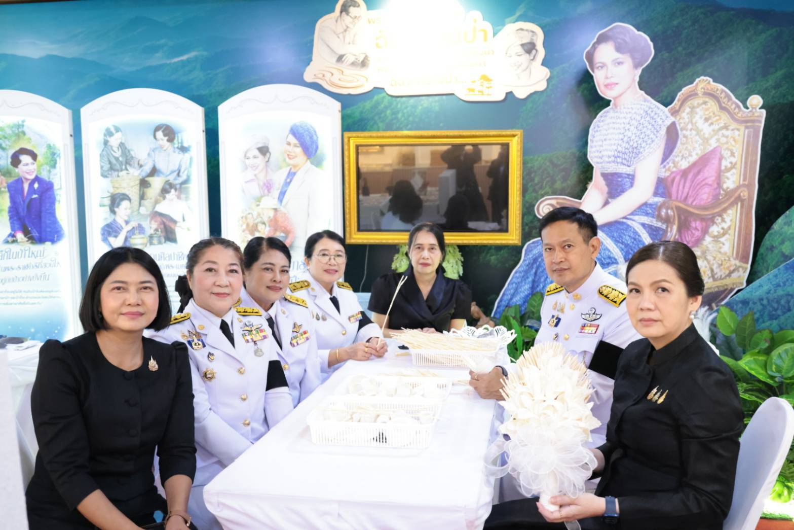 ผู้ว่าฯ เชียงใหม่ พร้อมประธานแม่บ้านมหาดไทยจังหวัด ร่วมประดิษฐ์ดอกไม้จันทน์ &ldquo;ดอกทองกวาว&rdquo;  ร่วมในกิจกรรมวันคล้ายวันสวรรคตสมเด็จพระบรมราชชนนีพันปีหลวง 24 ตุลาคม 2569